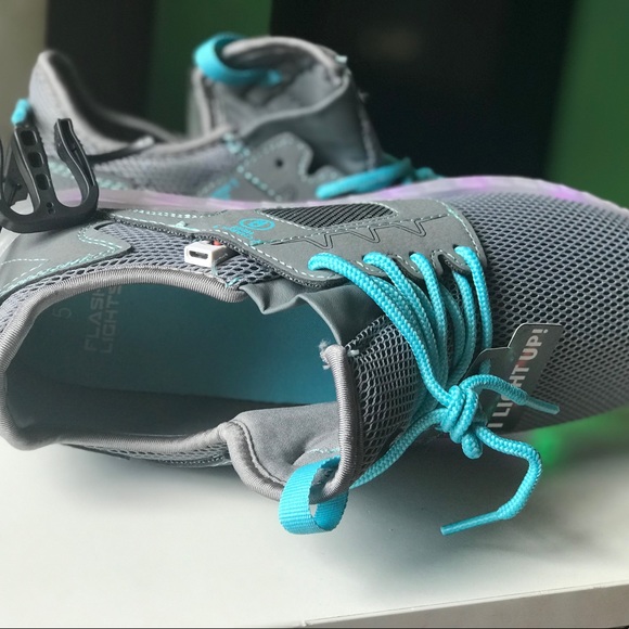 Flash Lights LED Rechargeable Girls Athletics Shoe - Picture 7 of 8